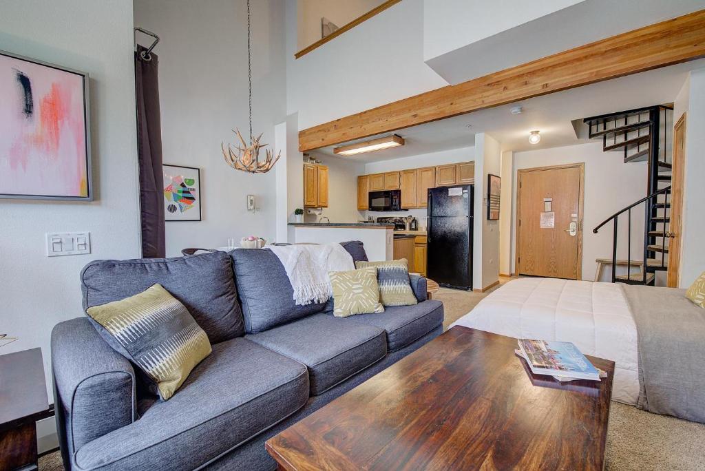 Ski-in Downtown Breckenridge Condo with Amenities! - main image