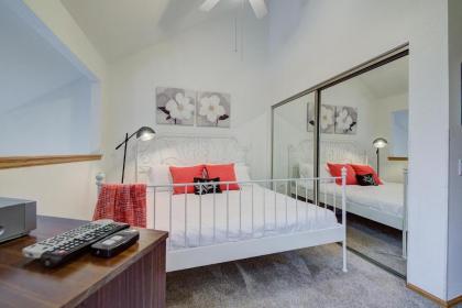 Ski-in Downtown Breckenridge Condo with Amenities! - image 2