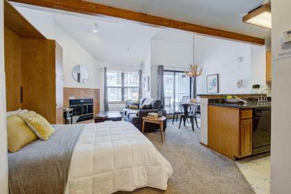 Ski-in Downtown Breckenridge Condo with Amenities! - image 4