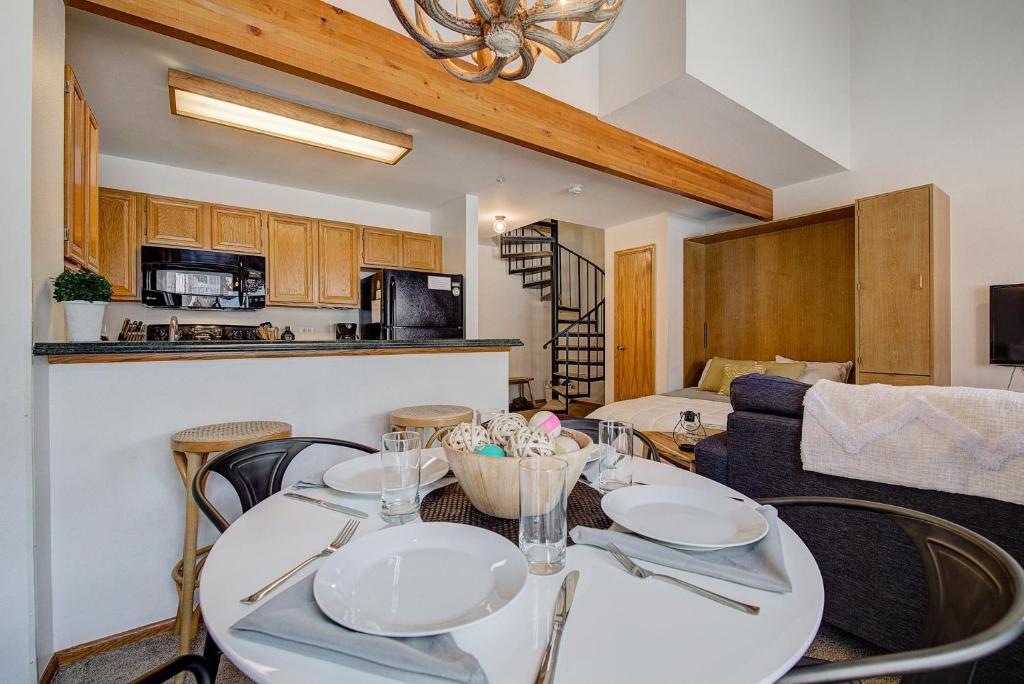 Ski-in Downtown Breckenridge Condo with Amenities! - image 5