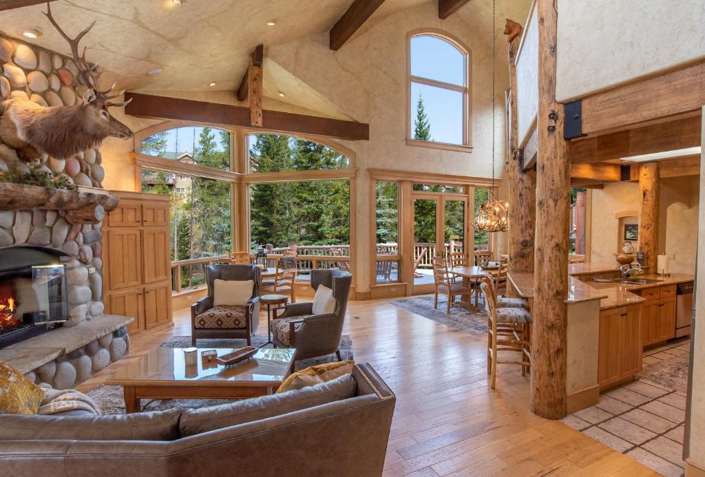 Ravenstone Home Riverfront Luxury - image 2