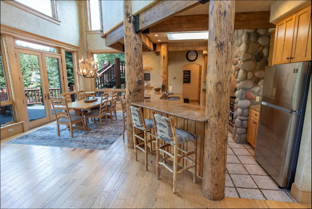 Ravenstone Home Riverfront Luxury - image 4