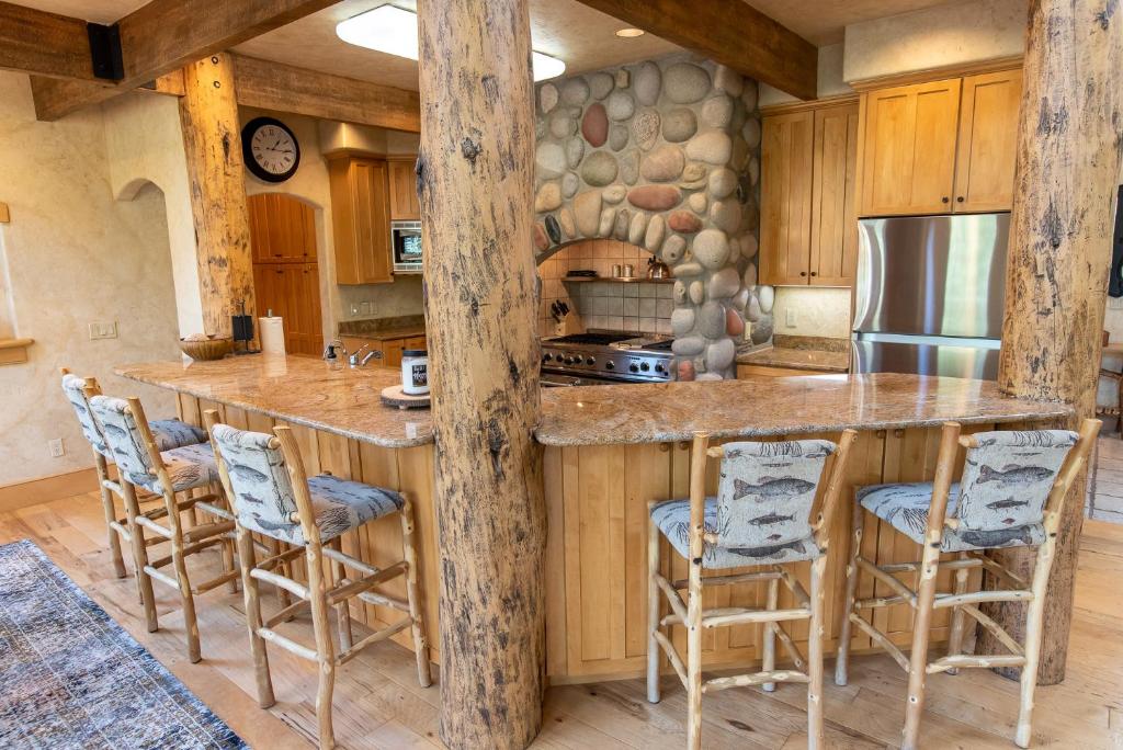 Ravenstone Home Riverfront Luxury - image 5