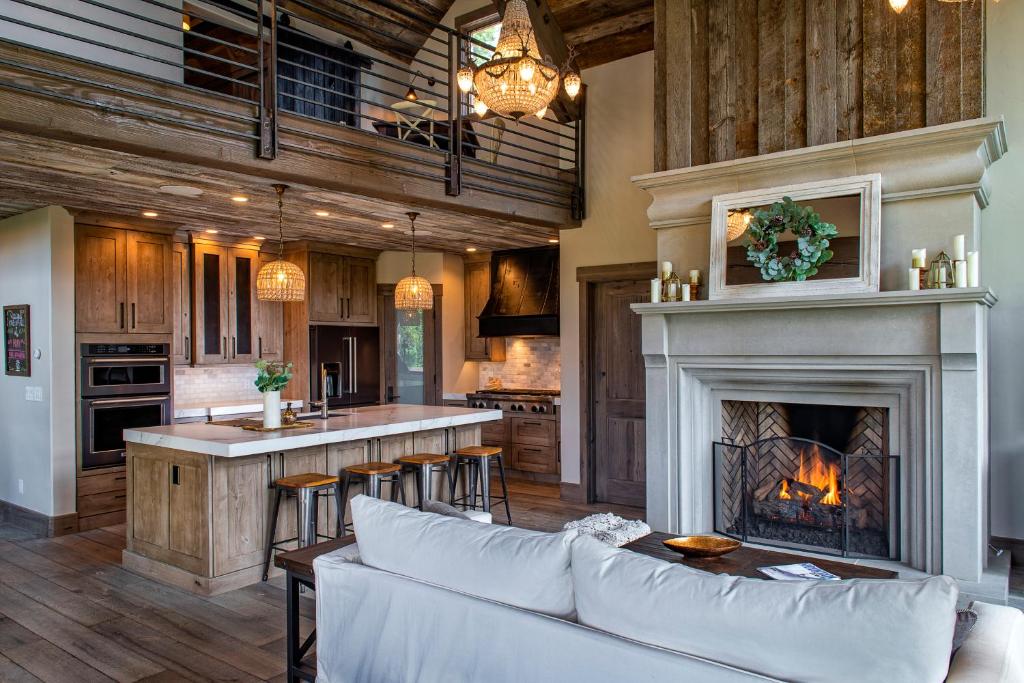 Quandary Estate Luxury Home Breathtaking Views - image 2