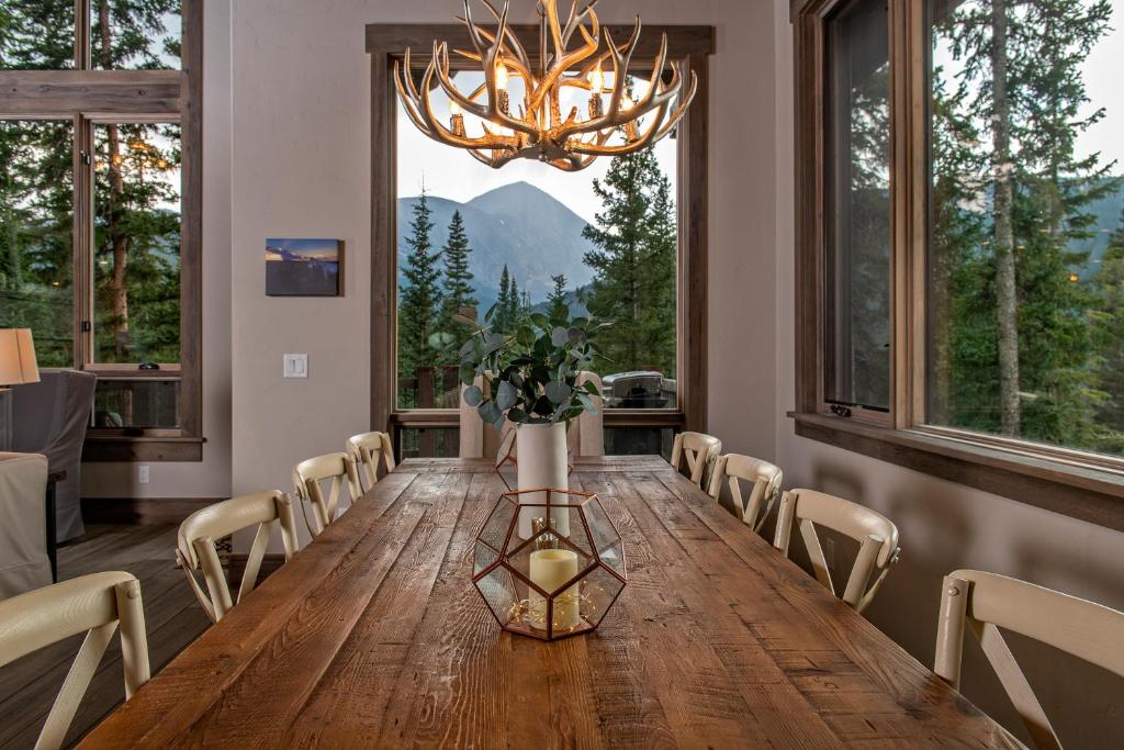 Quandary Estate Luxury Home Breathtaking Views - image 3