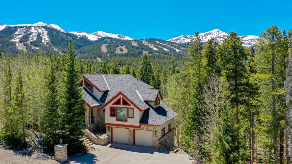 Happy Trails Lodge - main image