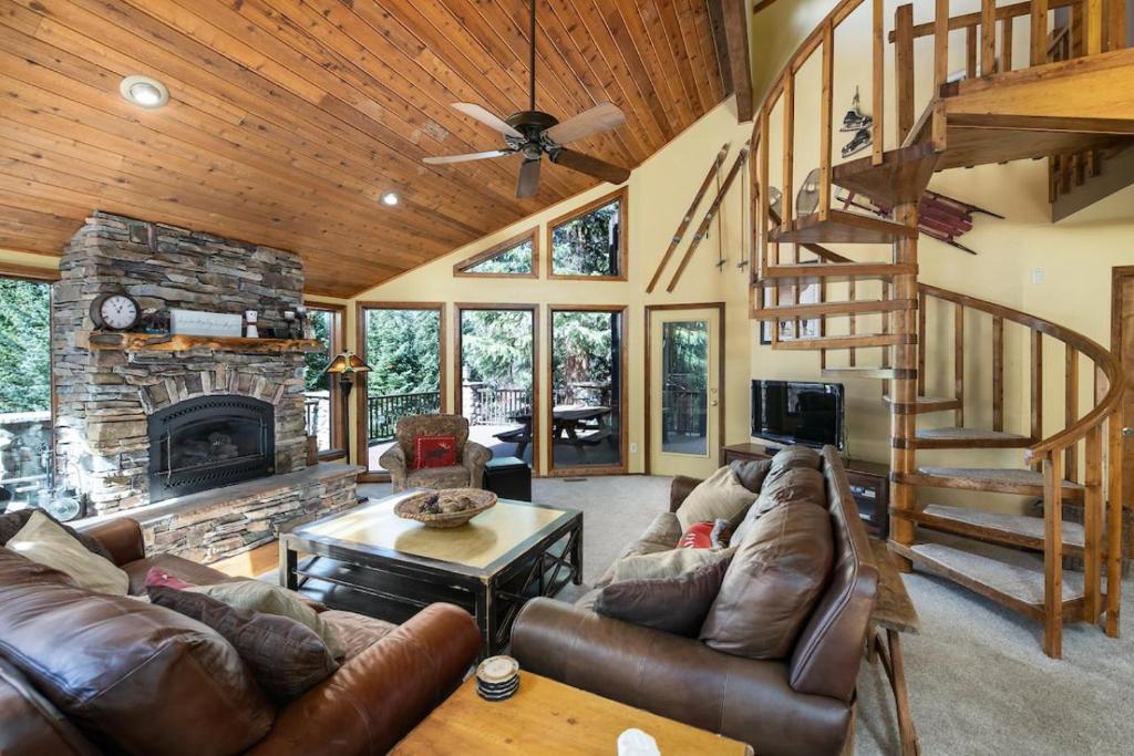 Heartstone Hideaway - image 3