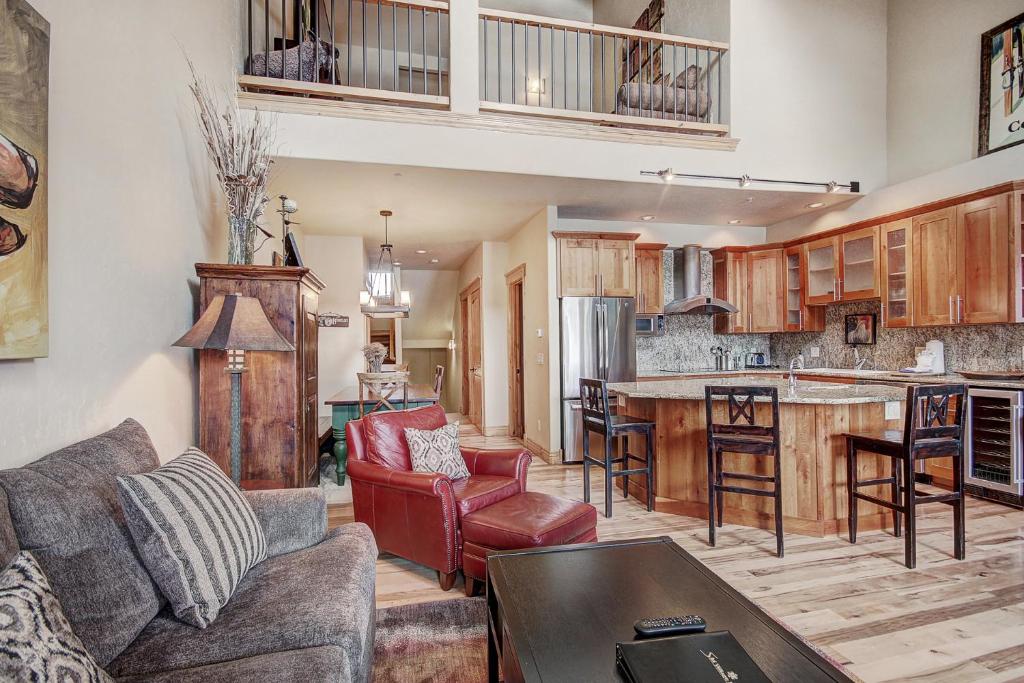 Placer Ridge Townhome Great Location and Finishes - image 6