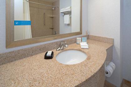 Hampton Inn & Suites Bremerton - image 18