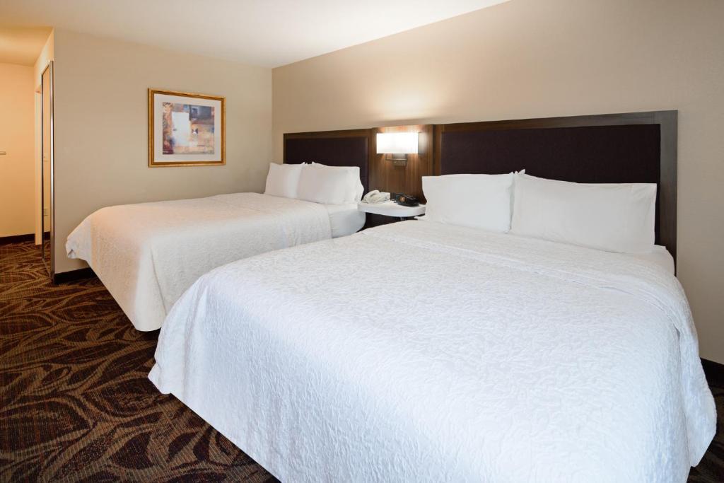 Hampton Inn & Suites Bremerton - image 2