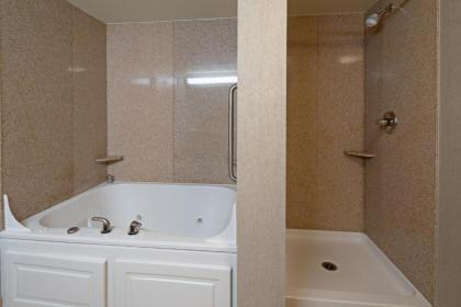 Hampton Inn & Suites Bremerton - image 6