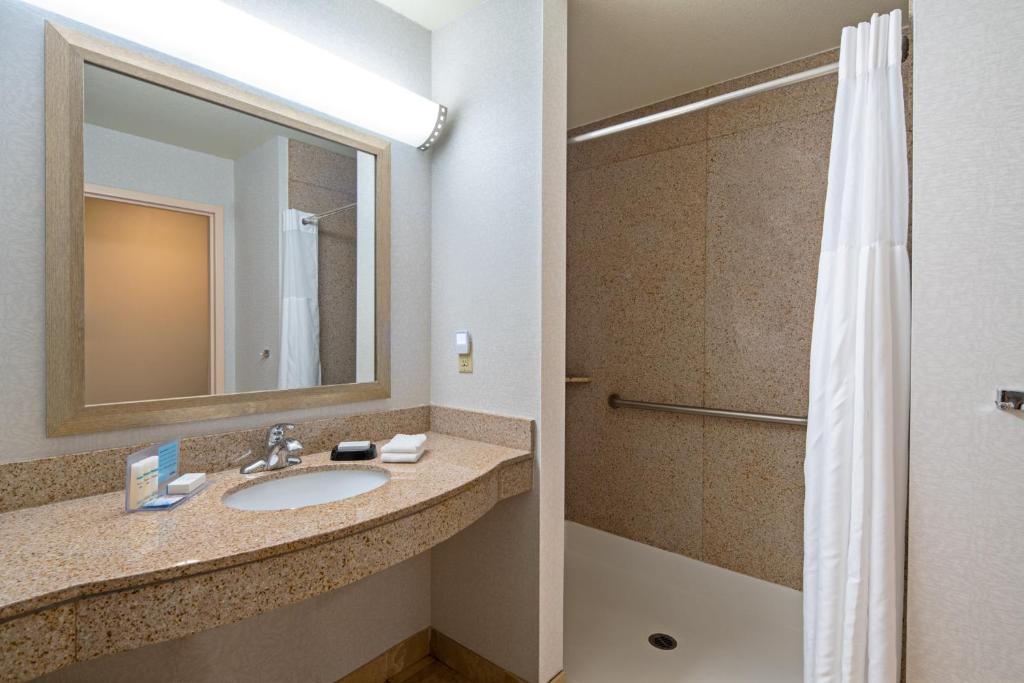 Hampton Inn & Suites Bremerton - image 7