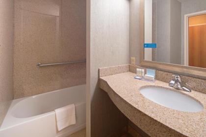 Hampton Inn & Suites Bremerton - image 8