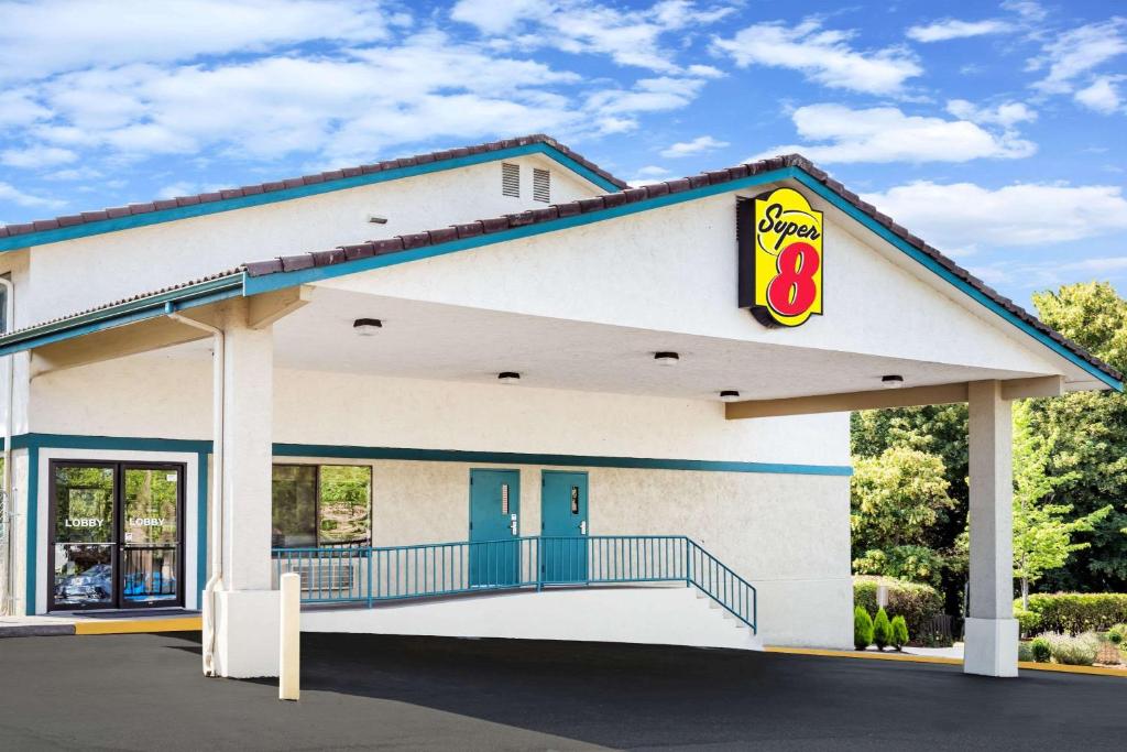 Super 8 by Wyndham Bremerton - main image