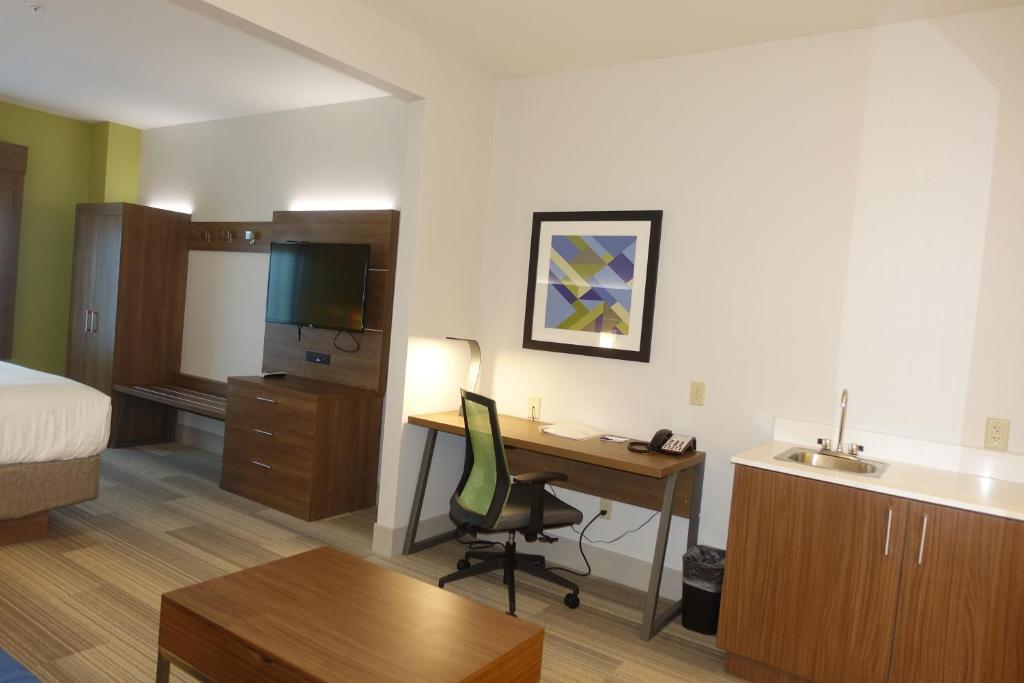 Holiday Inn Express & Suites Brentwood an IHG Hotel - image 4