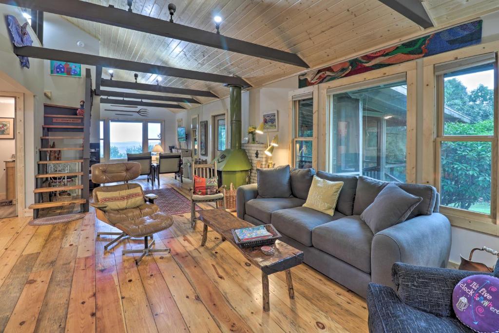 Secluded Pisgah Natl Forest Retreat with Views - main image