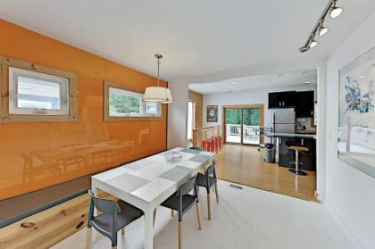 The Lime House with 2 Kitchens & Large Fenced Yards home