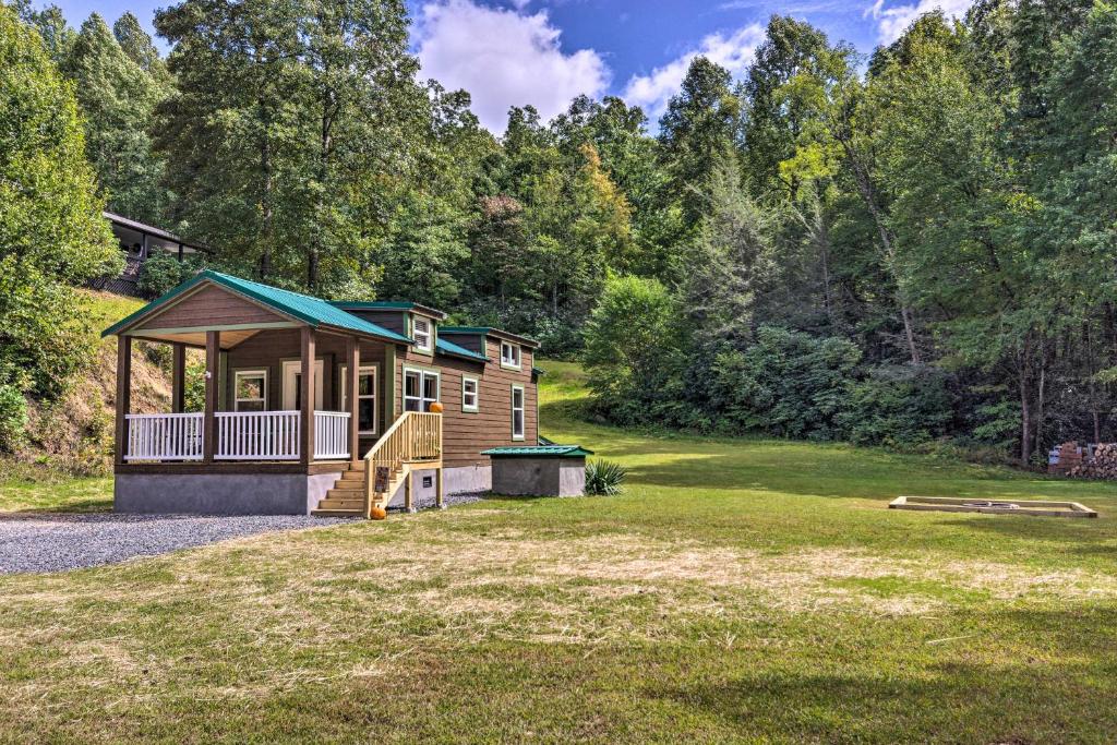 Brevard Cabin Tiny Living Near Big Adventure - main image