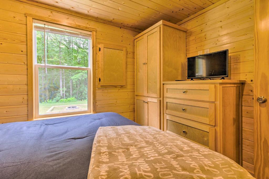 Brevard Cabin Tiny Living Near Big Adventure - image 5