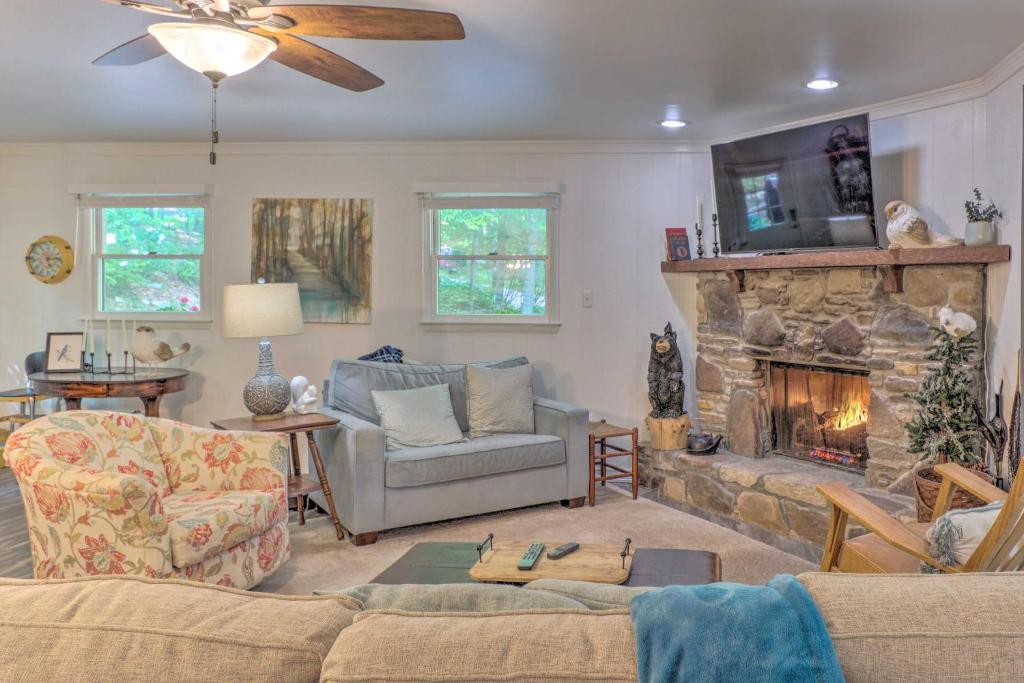 Beautiful Connestee Falls Home with Porch in Brevard - image 7