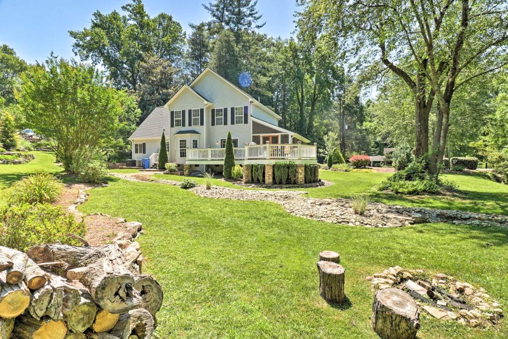 Lovely Family Home 0 7 Mi to Downtown Brevard - main image