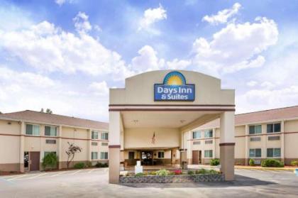 Days Inn  Suites by Wyndham Bridgeport   Clarksburg Bridgeport