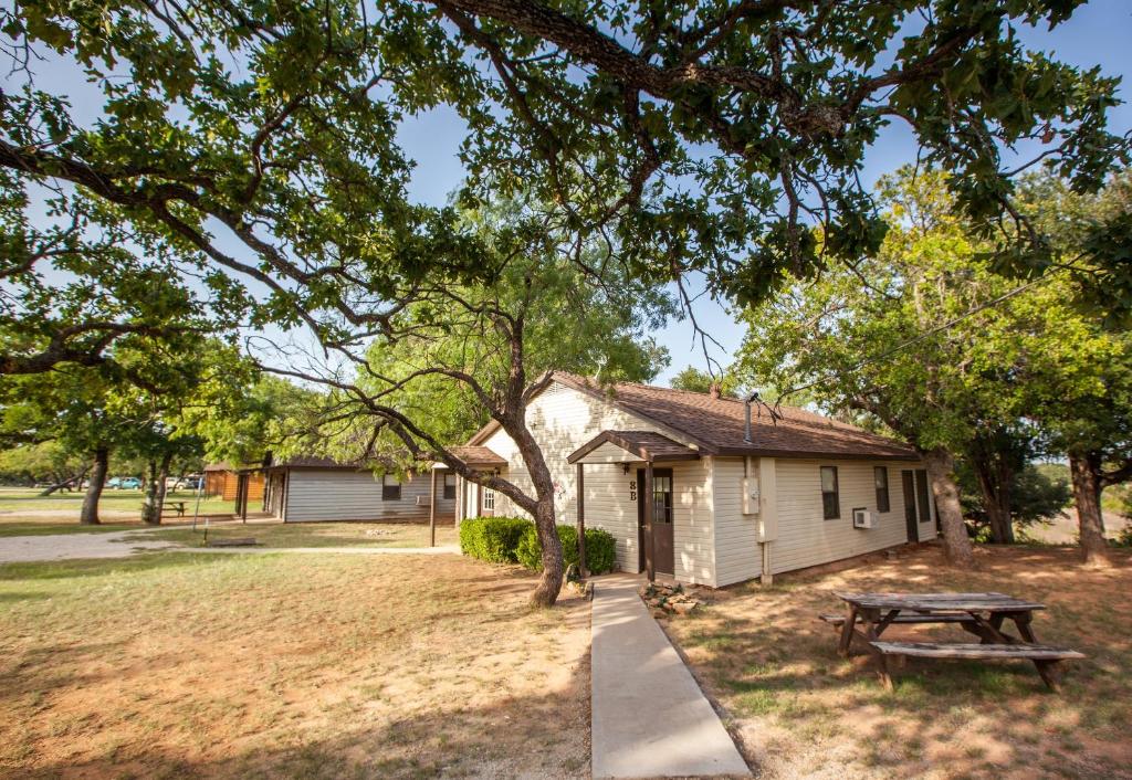 Bay Landing Camping Resort Cabin 1 - main image