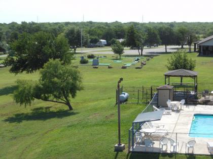 Bay Landing Camping Resort Deluxe Cabin 29 - image 8