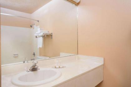 Howard Johnson by Wyndham Brigham City - image 2