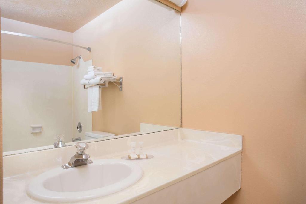 Howard Johnson by Wyndham Brigham City - image 2