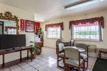 Econo Lodge & Suites Brinkley - image 12