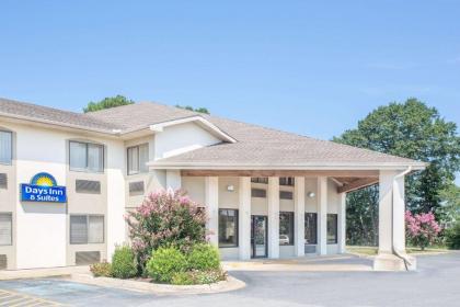 Days Inn  Suites by Wyndham Brinkley