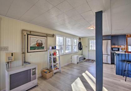 Updated Bristol Lakehouse with Kayaks and Beach Access - image 9