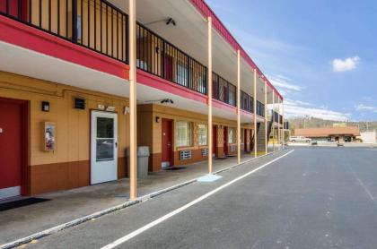 Econo Lodge Near motor Speedway Bristol Virginia