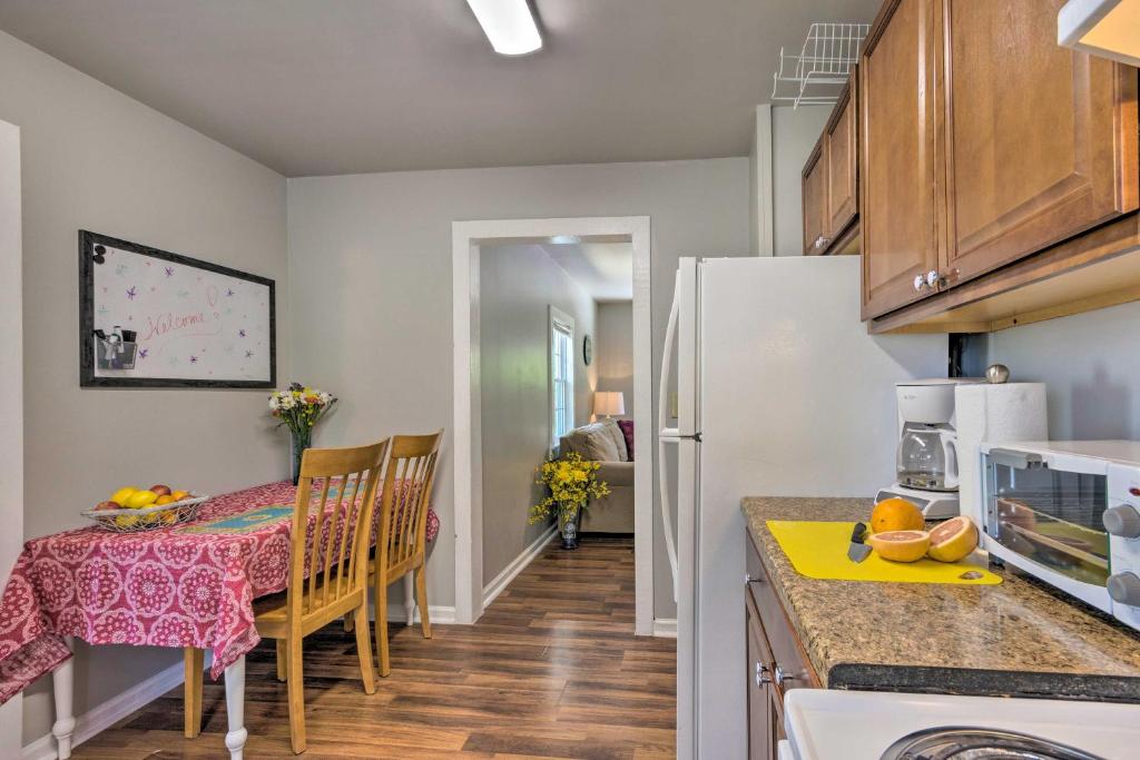 Private Solar Hill Downtown Bristol Cottage! - image 6