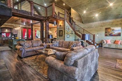 Elegant Cabin in Broken Bow with Hot Tub and Fire Pit!