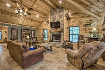 Lavish Cabin with Hot Tub and Deck Near Broken Bow Lake - image 2