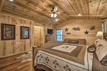 Lavish Cabin with Hot Tub and Deck Near Broken Bow Lake - image 3