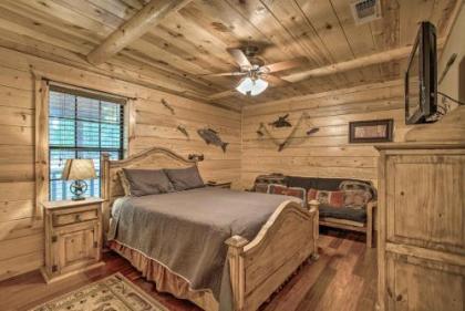 Lavish Cabin with Hot Tub and Deck Near Broken Bow Lake - image 4