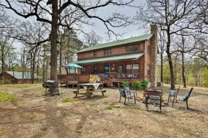 Beavers Bend State Park Cabin with Hot Tub and Fire Pit