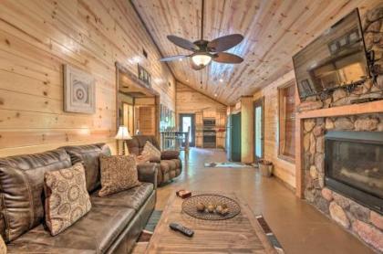 Cabin with Hot Tub Near Broken Bow Lake and Hiking