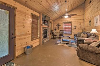 Cabin with Hot Tub Near Broken Bow Lake and Hiking - image 4