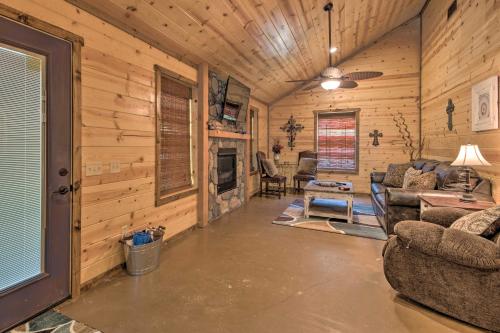 Cabin with Hot Tub Near Broken Bow Lake and Hiking - image 4