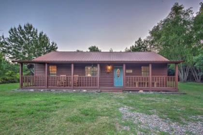 Starlight Cabin in Broken Bow with Hot Tub!