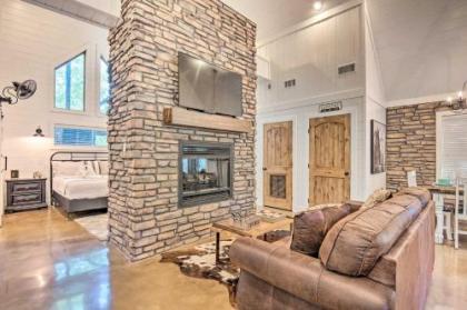 Cabin with Fire Pit 4 Mi to Broken Bow Lake!