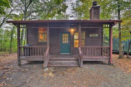 Pet-Friendly Hochatown Studio Cabin with Hot Tub