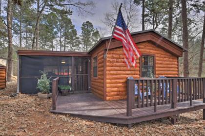 Broken Bow Sanctuary with Hot tub and Deck Less than 7 mi to Lake