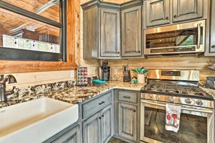 Updated Pet-Friendly Cabin 5Mi to Broken Bow Lake - image 9