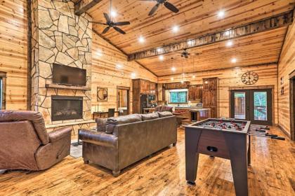 Dreamy Deluxe Cabin with Hot Tub and Outdoor Fireplace!