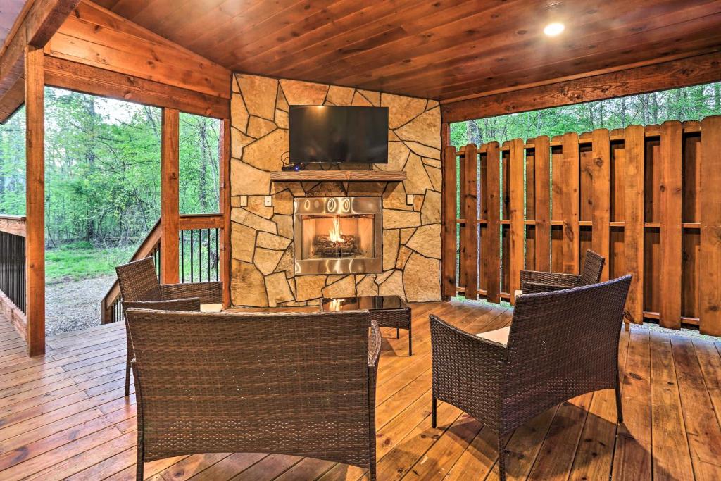 Dreamy Deluxe Cabin with Hot Tub and Outdoor Fireplace! - image 3